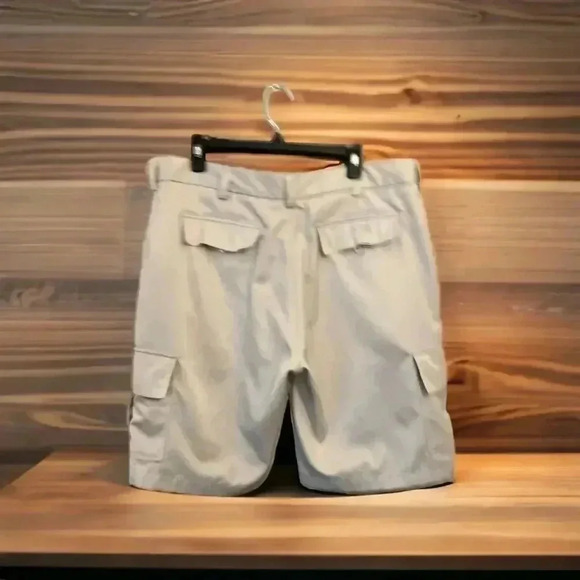 John Daly cargo golf shorts. Men’s size 38  100% polyester.  Lightweight. - Picture 3 of 4